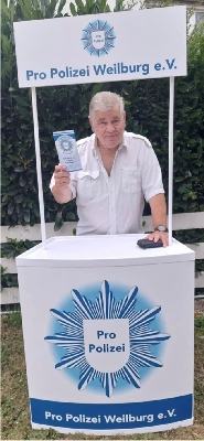 Willi Kerkes im Pro-Polizei Weilburg e.V.-Stand Foto: Torsten Heimann