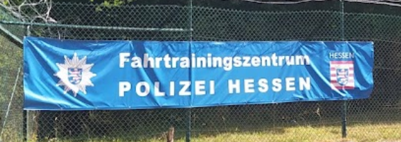 Hinweisbanner zum Fahrtrainingszentrum der Polizei Hessen