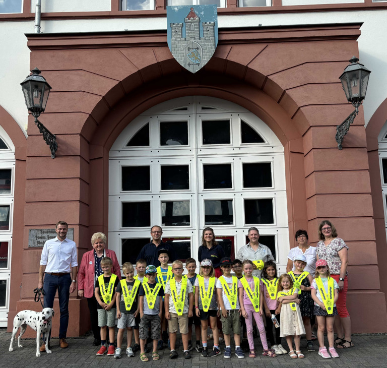 Foto privat - Die Kinderfeuerwehr vor dem Feuerwehrgebäude